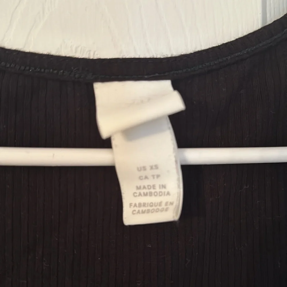 H&M Basic Top - Picture 2 of 2